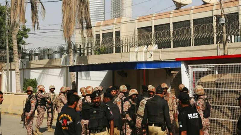 بينهم جندي.. مقتل 6 أشخاص في هجوم مسلح على قاعدة بحرية في باكستان