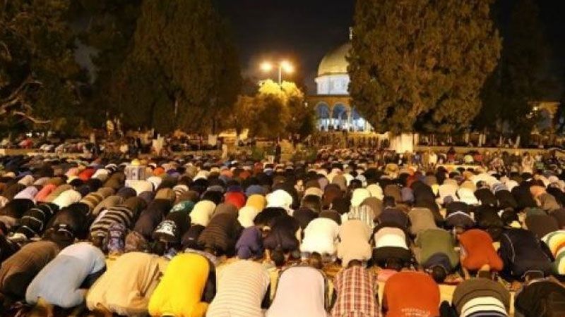 فلسطين المحتلّة: 60 ألف مصلٍ أدوا صلاتيّ العشاء والتراويح في المسجد الأقصى المبارك