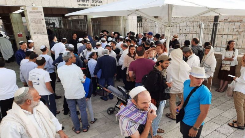 مجموعات جديدة من المستوطنين تقتحم المسجد الأقصى بحماية من قوات الاحتلال