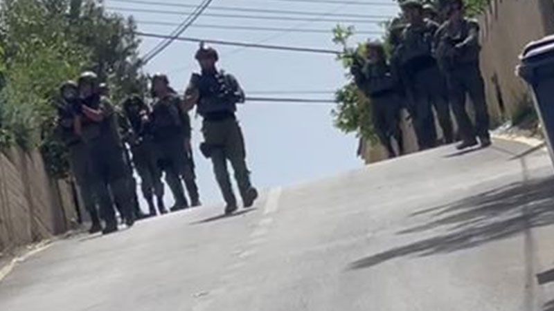 قوات الاحتلال تطلق الرصاص الحي خلال اقتحامها بلدة كفر مالك شرق رام الله