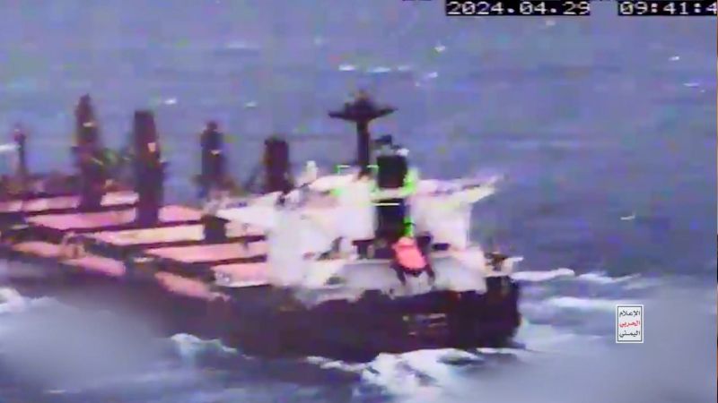 فيديو: طائرة شهاب اليمنية تنقضُّ على سفينة في البحر الأحمر