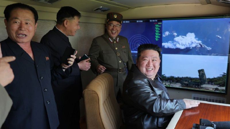 زعيم كوريا الشمالية يُشرف على اختبار صاروخ بتكنولوجيا جديدة