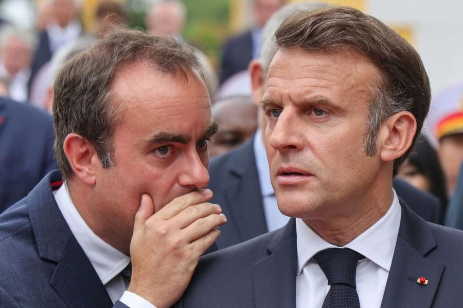 استقالة رئيس وزراء فرنسا بعد ساعات من إعلان حكومة جديدة.. ودعوات لعزل ماكرون