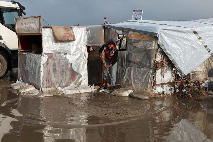 الأمطار تكشف الكارثة الإنسانية في غزّة.. والعدو يمعن في الخروقات