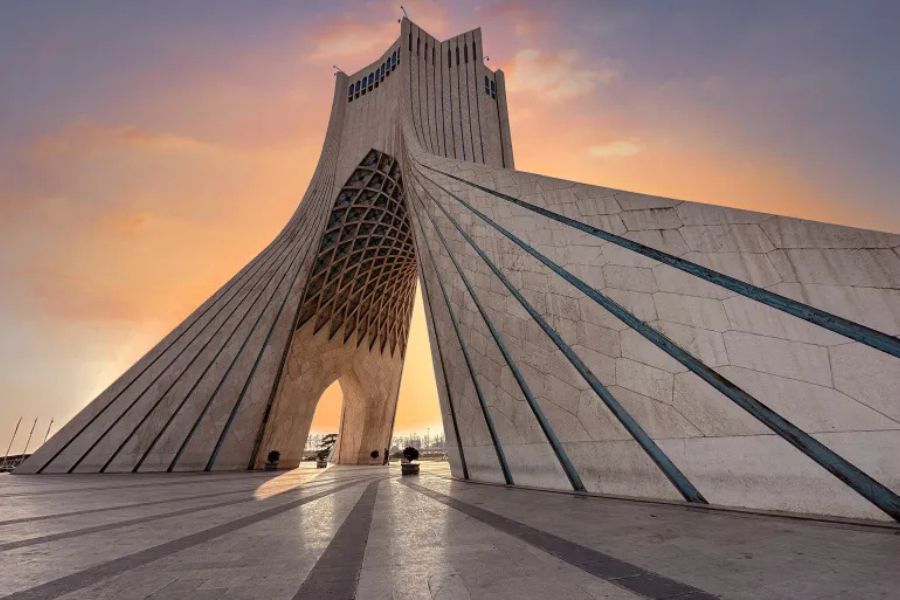 برج آزادي.. من تذكار الشاه إلى رمز الثورة الإسلامية في إيران