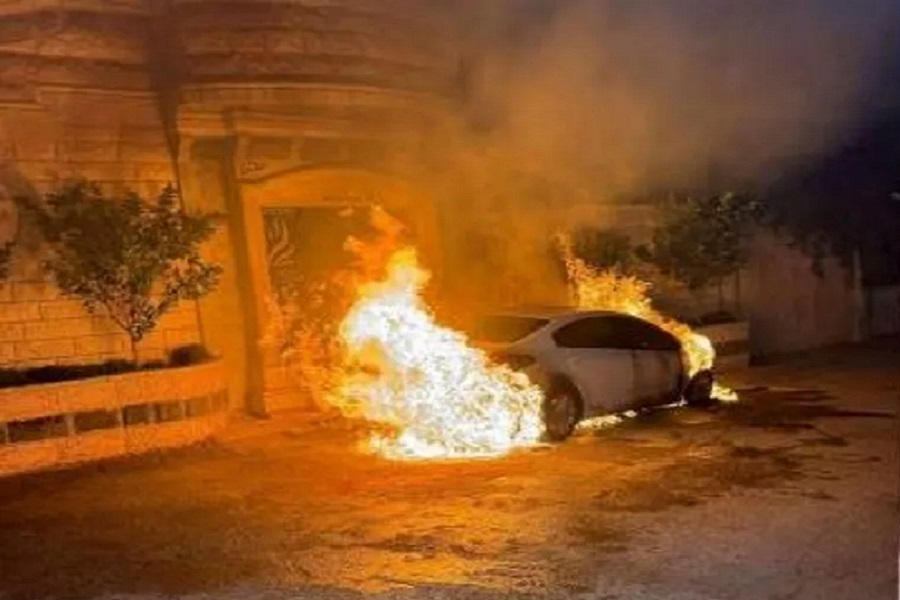 فلسطين المحتلة| مستوطنون يهاجمون مركبات فلسطينية قرب مفترق مستوطنة 