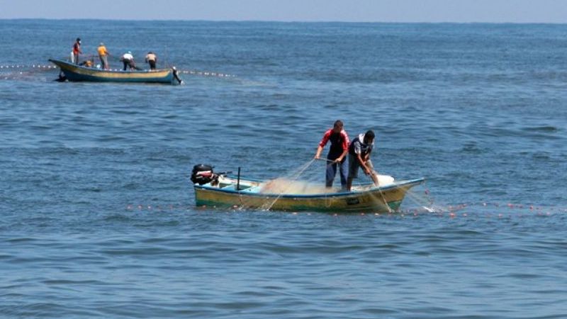 الاحتلال يُقلّص مساحة الصيد في بحر غزة