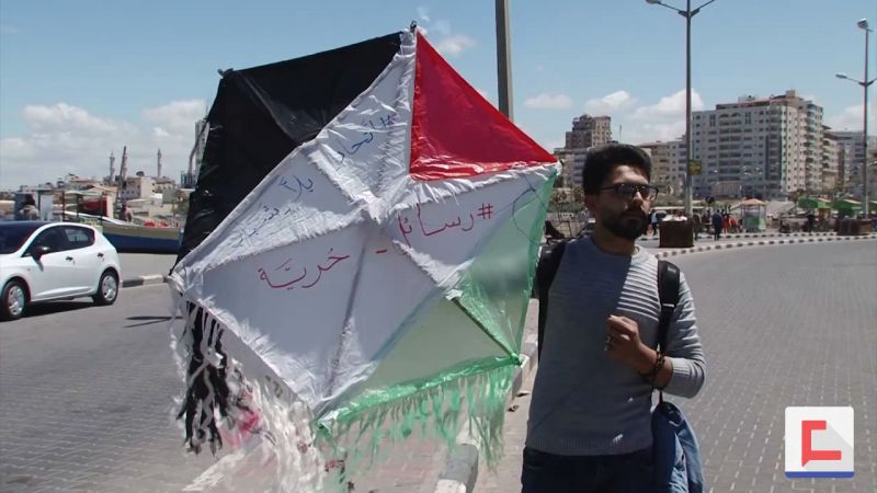 الفلسطينيون يبثون رسائلهم عبر البحر بحثا عن الحرية