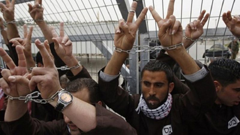 عشرات الاسرى الفلسطينيين يستعدون لخوض اضراب عن الطعام