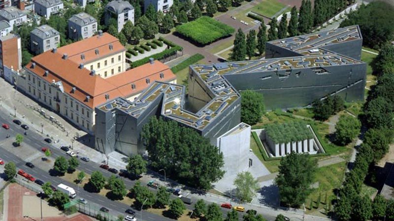 العدو يطالب ألمانيا بوقف تمويل المتحف اليهودي في برلين