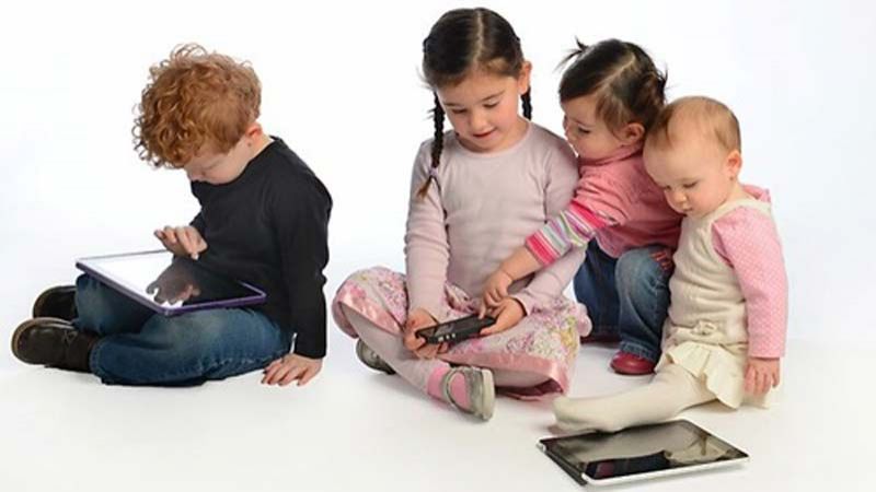 كيف تؤثر شاشات الأجهزة الذكية في أدمغة الأطفال؟