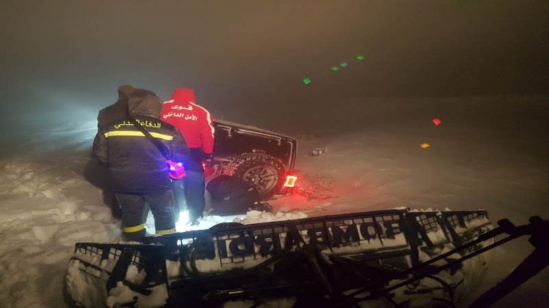 قوى الامن: انقاذ 3 مواطنين علقوا في الثلوج على طريق صنين