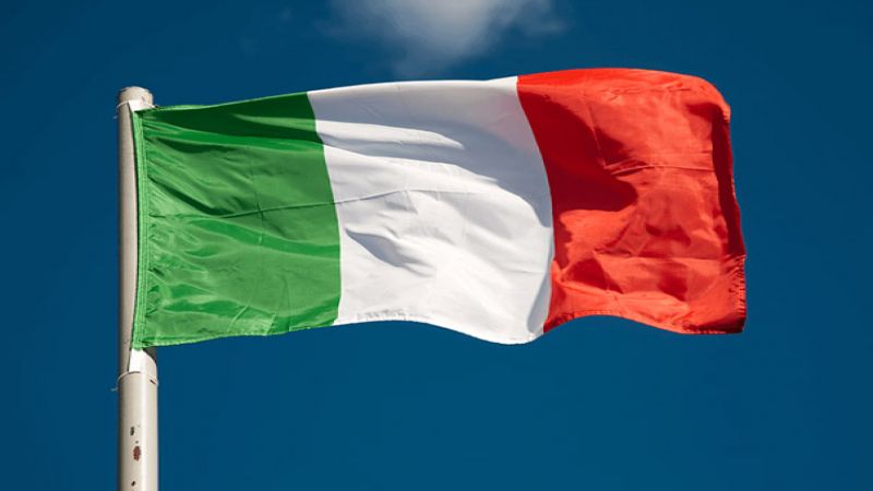 رئيس بلدية نابولي يتحدى وزير الداخلية الإيطالي