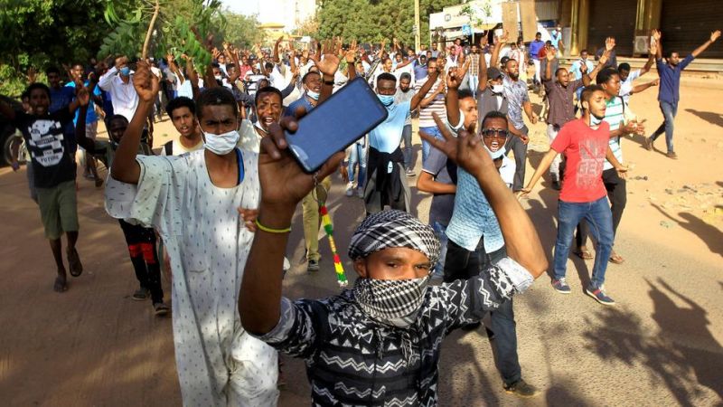 #الشرطة_السودانية تطلق الغاز على المتظاهرين في أم درمان