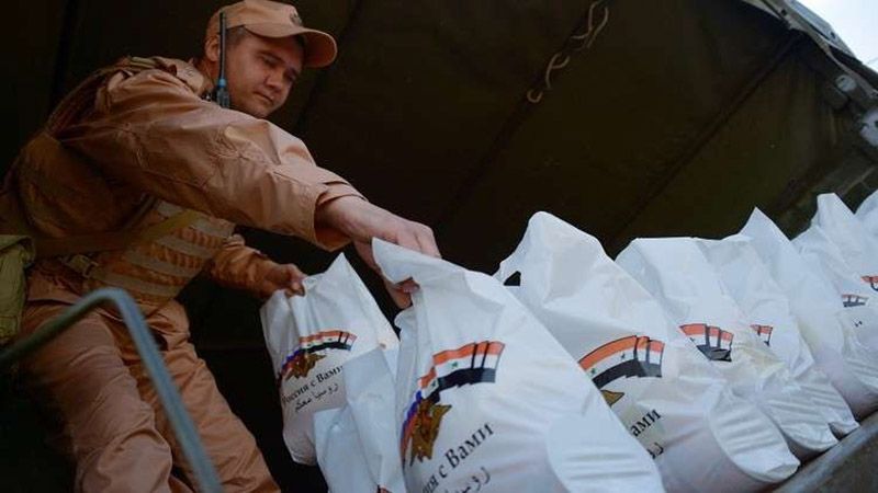 الجيش الروسي يسلّم مساعدات إنسانية لنازحي كفريا
