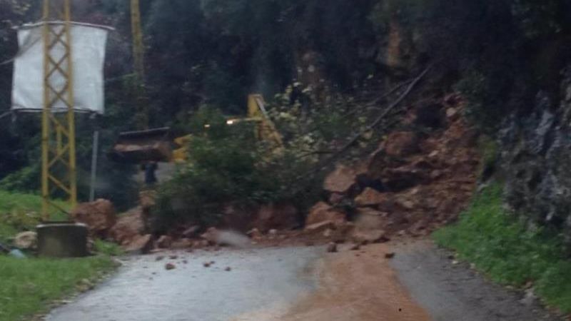 بلدية يحشوش قطعت طريق نهر ابراهيم يحشوش بسبب الانهيارات