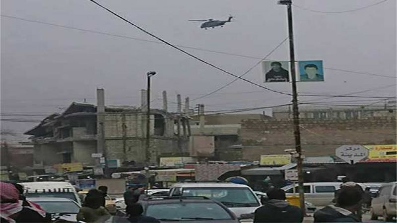 بالصورة: تحليق مروحيات أمريكية على علو منخفض فوق مكان التفجير الذي استهدف جنودًا أميركيين بمنبج