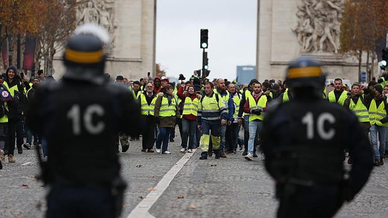 مواجهات بين الشرطة الفرنسية ومحتجين من "السترات الصفر" في #باريس