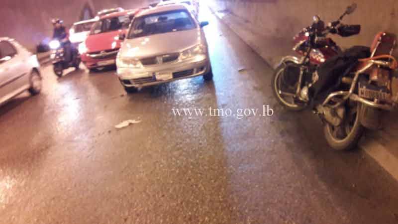 #التحكم_المروري: جريح نتيجة تصادم بين مركبة ودراجة نارية محلة انفاق #المطار باتجاه #بيروت