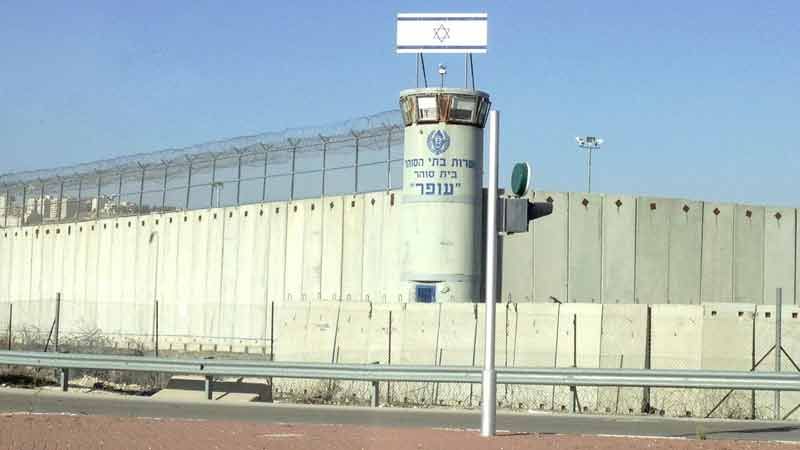 إدارة سجن عوفر تتراجع عن عقوباتها بحقّ الأسرى الفلسطينيين