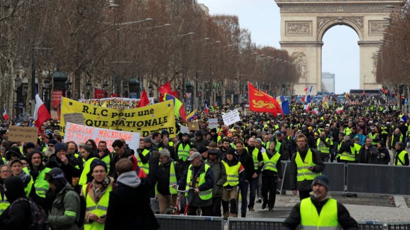  إصابات جراء اشتباكات بين محتجي "السترات الصفر" والشرطة في باريس