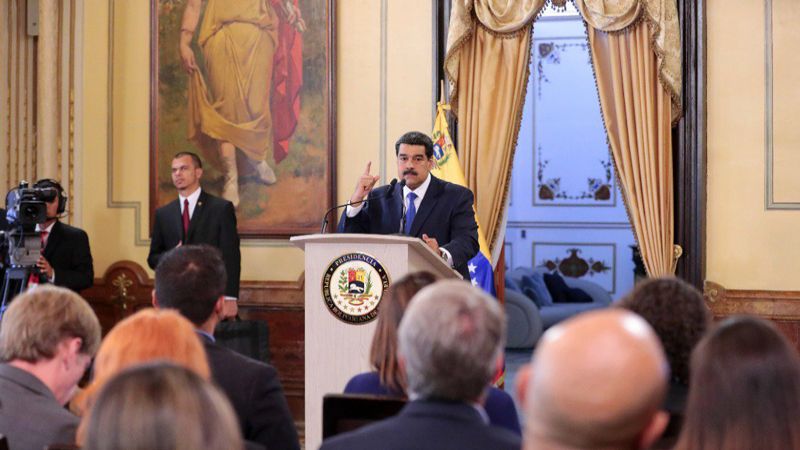 مادورو يواجه محاولات أمريكية لتنفيذ انقلاب ضدّه وغوايدو يدعم تدخلًا عسكريًا في بلاده