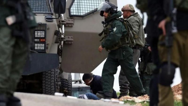الإحتلال يعتقل 22 فلسطينيا في الضفة الغربية ويهدم منزلا في الولجة 