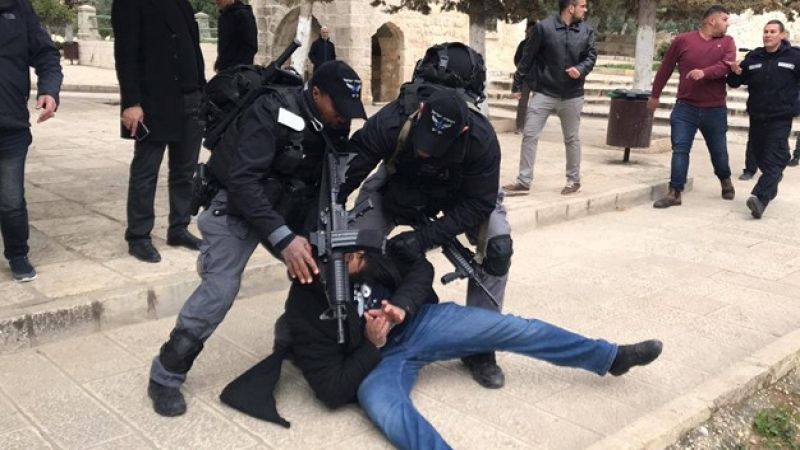 قوات الاحتلال تهاجم المصلين بالمسجد الأقصى