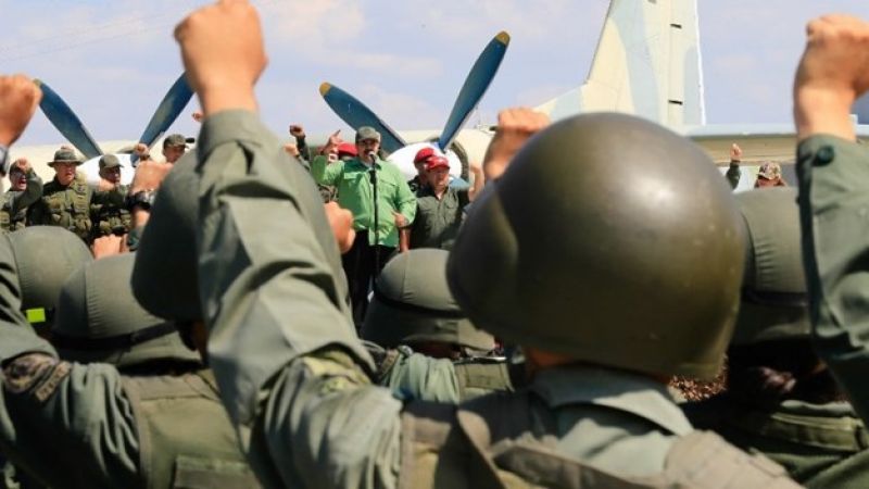 الجيش الفنزويلي: عليهم أن يمروا فوق أجسادنا للإطاحة بمادورو