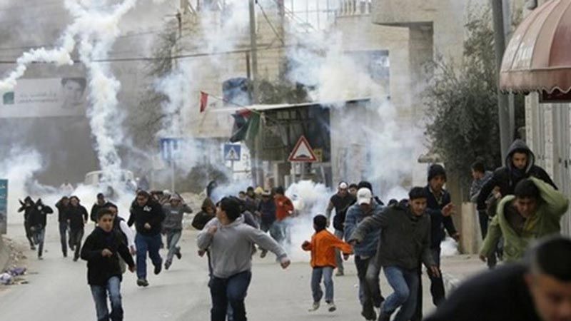 الإحتلال يعتدي بقنابل الغاز على تلاميذ مدرسة الخليل 