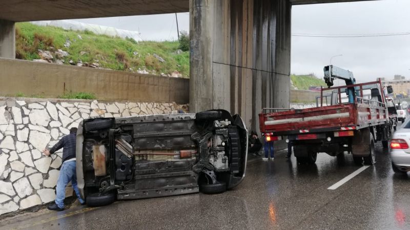 بالصورة: انقلاب سيارة على اوتوستراد الجية