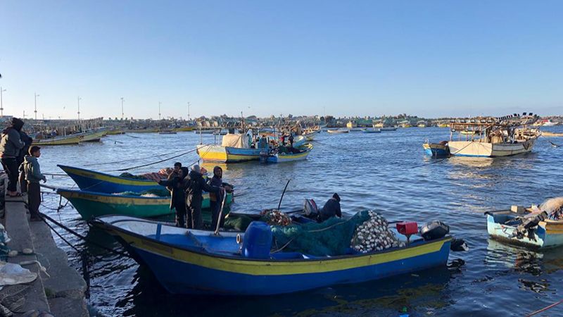 الاحتلال يعتقل 4 صيادين ويصادر قاربهم قبالة غزة