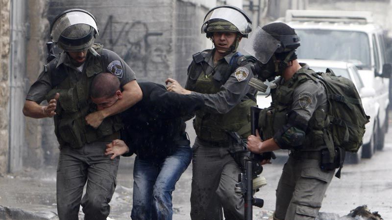الإحتلال يشن حملات دهم واعتقالات في غزة والضفة الغربية