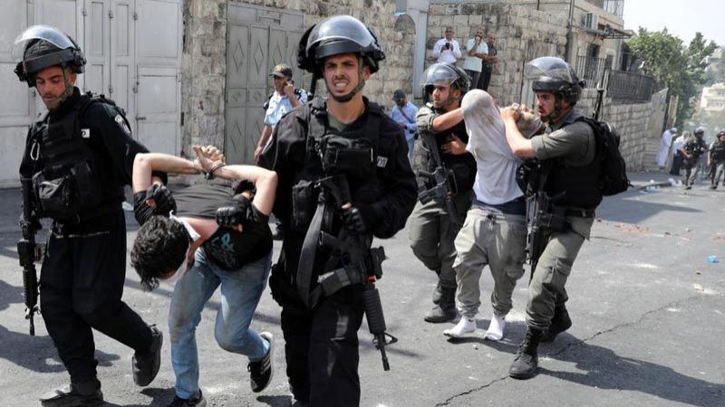 الاحتلال يعتقل 27 فلسطينيا في الضفة القدس ويعيد فتح أبواب المسجد الاقصى
