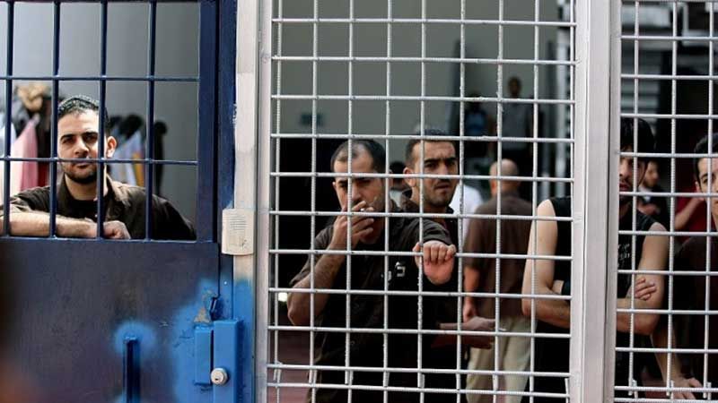 أسرى فلسطينيون يضرمون النار في زنازين سجن ريمون وحالة توتر شديد