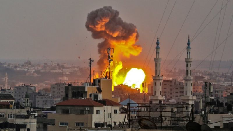 الاحتلال يكثف غاراته على غزة ويعتقل 17 فلسطينيا في الضفة