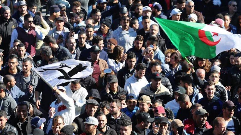 في الجمعة السادسة.. آلاف الجزائرييين يتظاهرون رفضًا لبقاء بوتفليقه