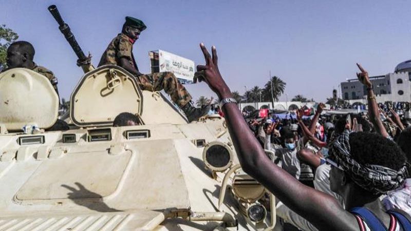 الجيش السوداني يقيل البشير من جميع مناصبه