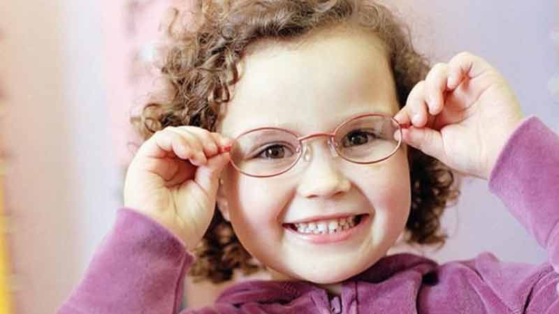 علامات تشير إلى حاجة الطفل لنظارات طبية
