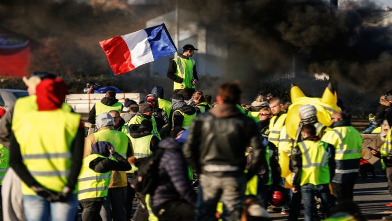  اندلاع مواجهات بين الشرطة الفرنسية ومتظاهري "السترات الصفراء"  