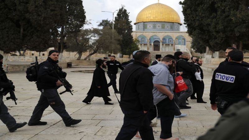 فلسطين المحتلة: مستوطنون يقتحمون باحات المسجد الأقصى وقوات الاحتلال تشن حملة اعتقالات في الضفة