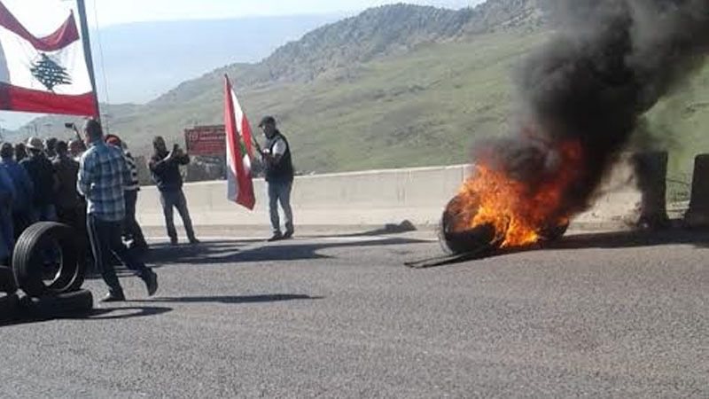 العسكريون المتقاعدون يفتحون طريق ضهر البيدر