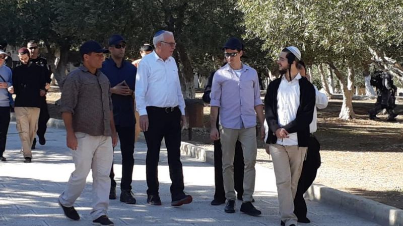 عشرات المستوطنين يتقدمهم وزير الزراعة الصهيوني يقتحمون المسجد الأقصى