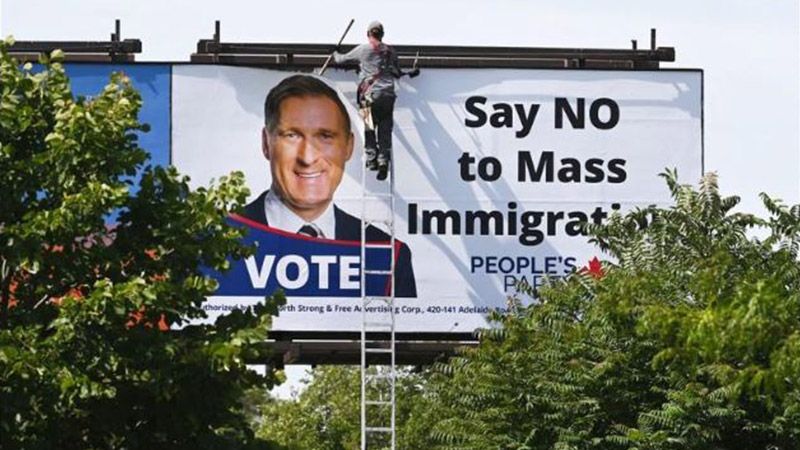 كندا: إزالة إعلانات مناهضة للهجرة الجماعية 