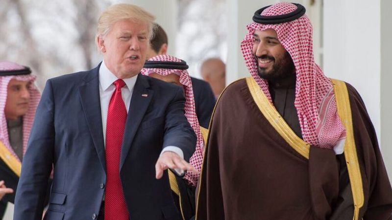 "بوليتيكو": اتهامات أمريكية لترامب بـ "تلقي إملاءات" من الرياض