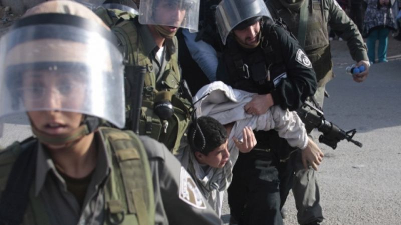 الاحتلال يعتقل 13 فلسطينيًا في الضفة ويهدم منزلاً في الخليل