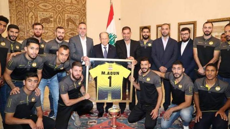 نادي العهد يهدي كأس الفوز للرئيس عون