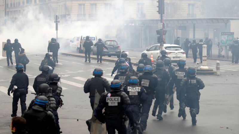 باريس .. عشرات المعتقلين في ذكرى "السترات الصفراء" الأولى