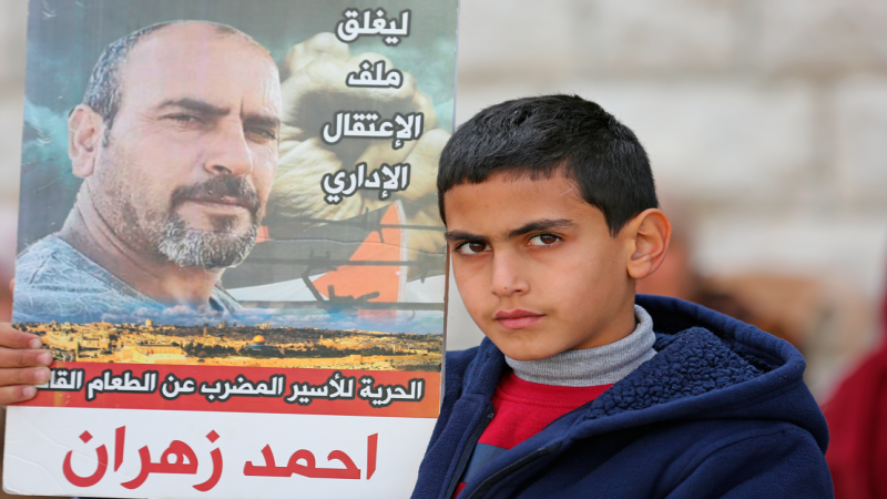 بعد اتفاق مع إدارة سجون الاحتلال..الأسير الفلسطيني زهران يعلّق إضرابه 