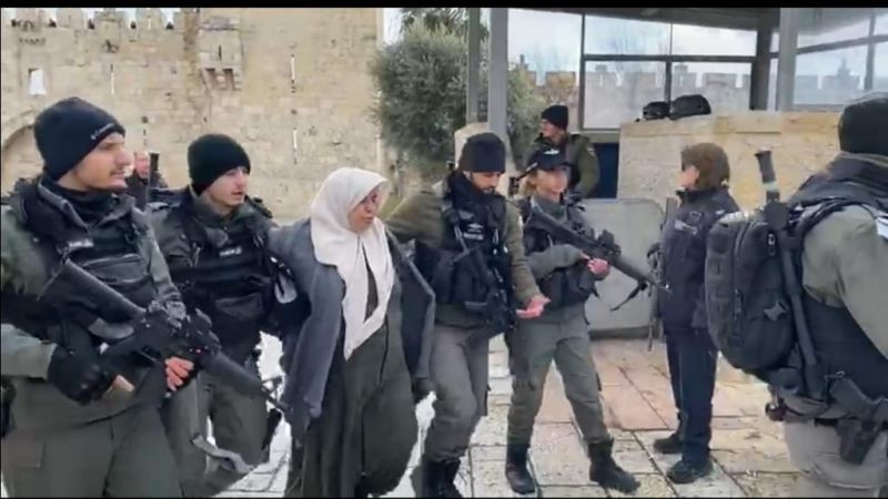 فلسطينية خمسينية تستنفر الصهاينة عند باب العامود